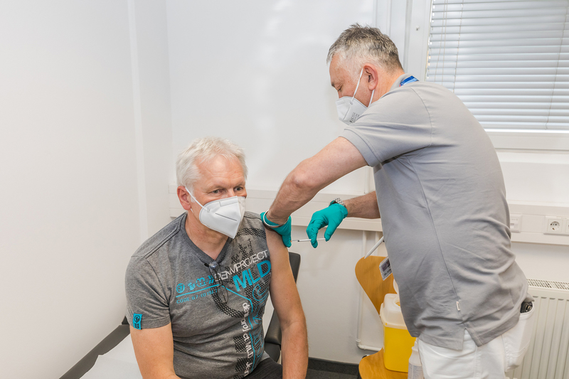 Der 63-jährige Karl Kaiser aus Höchstadt a. d. Aisch erhält seine erste Impfung von Dr. med. Erik Ericsohn, Impfarzt W.I.S. SafetySpace (Bildquelle: Schaeffler)